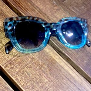 COPY - Blue leopard sunglasses